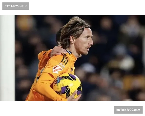 特写：39岁的莫德里奇在皇马训练后加练任意球